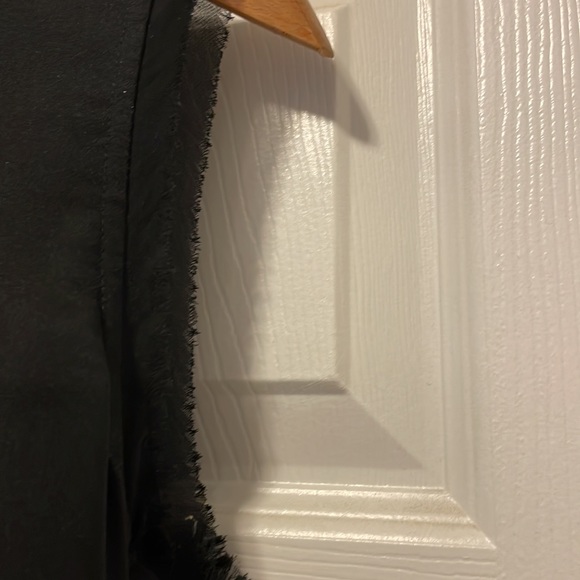 Sleeveless top with purposeful fraying - Picture 4 of 5